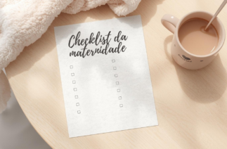 Checklist maternidade para imprimir sobre mesa clara, com lista de itens para a maternidade