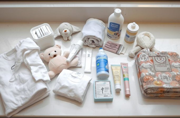 Lista maternidade bebê com itens essenciais para o bebê e a mãe, incluindo roupas, produtos de higiene, mantas, fraldas e acessórios organizados para a maternidade.