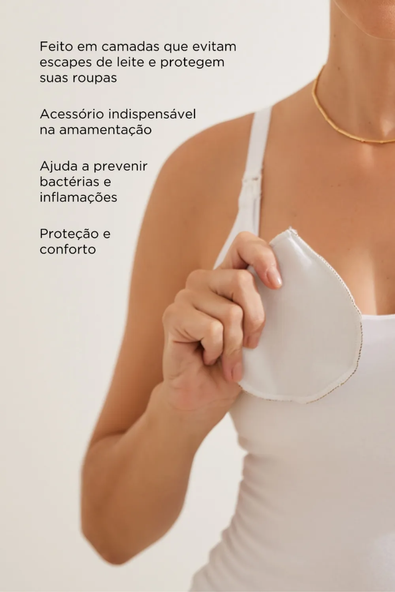 Absorvente de seios em algodão lavável usado por mulher durante a amamentação, acessório que protege a roupa e evita vazamentos de leite