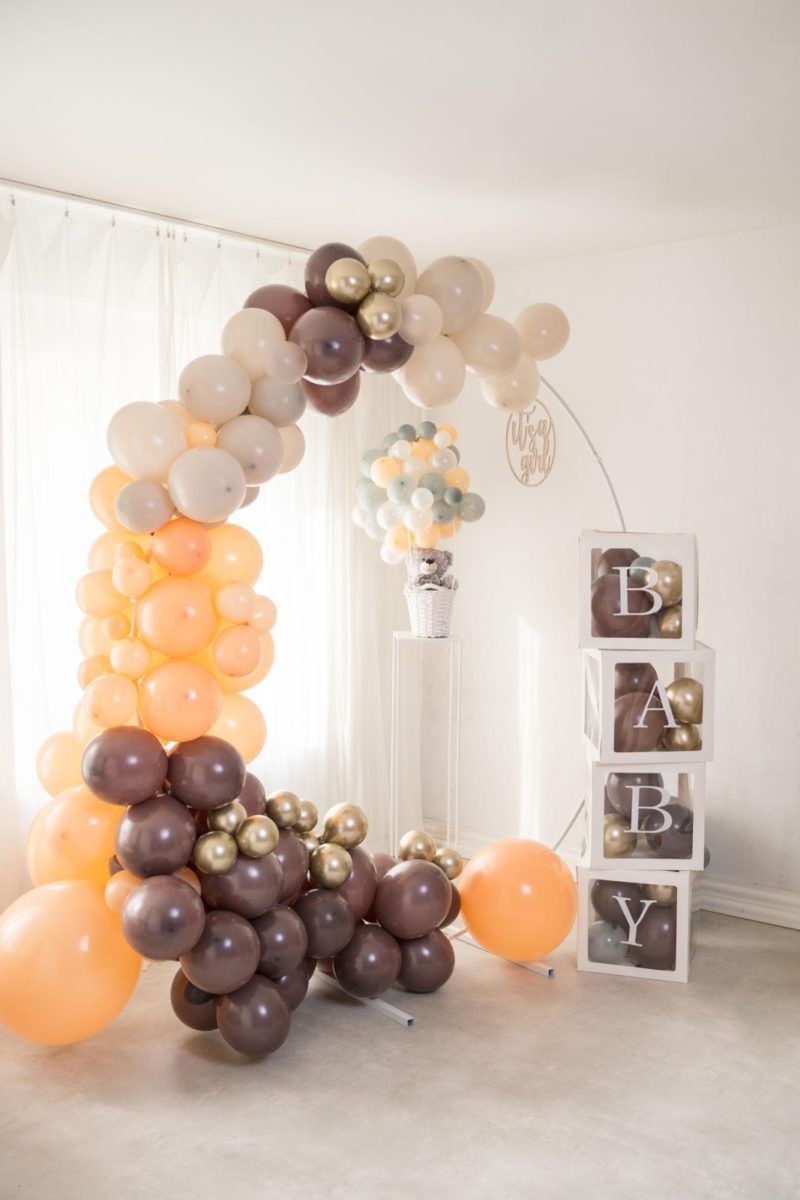 Decoração chá de bebê minimalista em tons bege