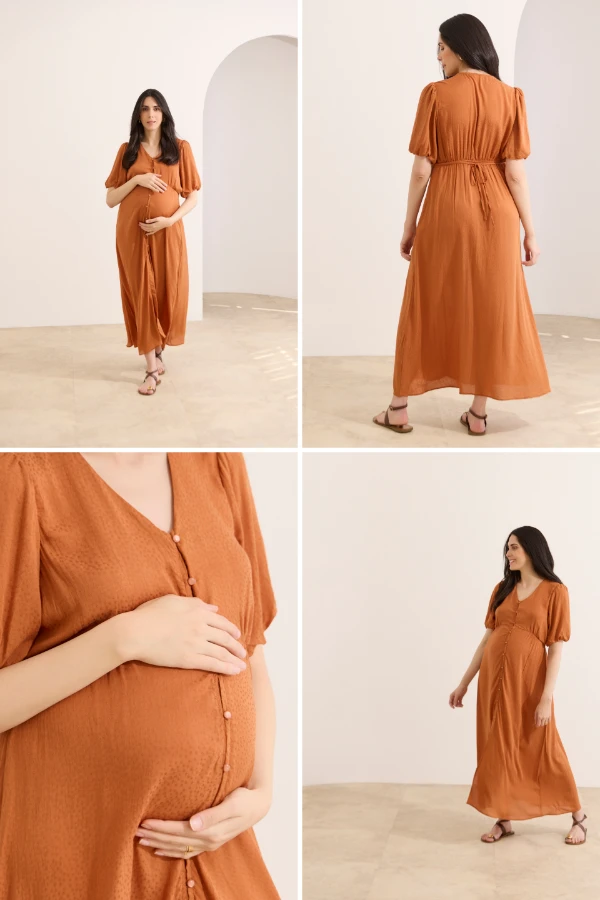 Vestido longo para gestante terracota com botões frontais e modelagem confortável que acompanha o crescimento da barriga