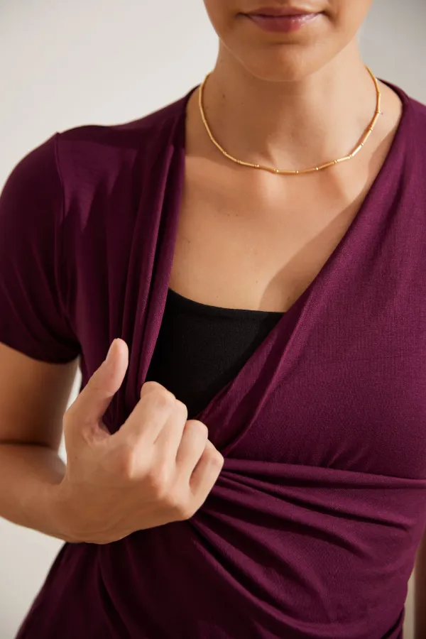 Blusinha para gestante com transpasse vinho facilitando a amamentação