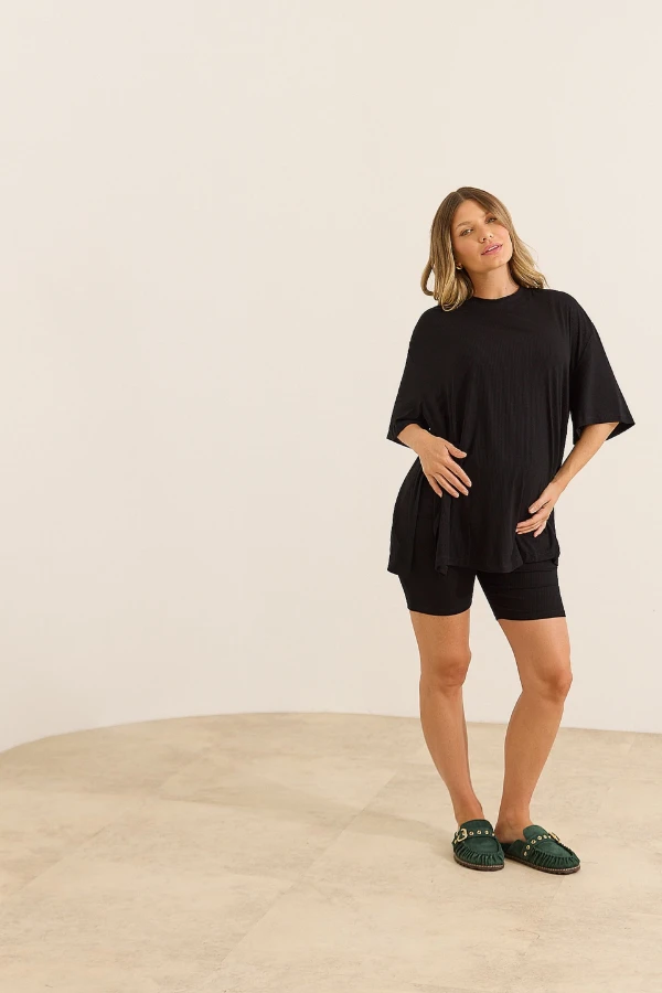 Blusa preta soltinha combinada com short confortável para gravidez e pós-parto