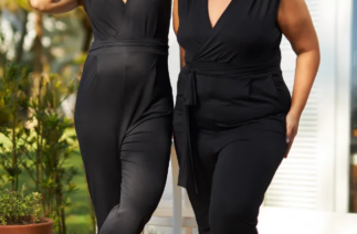 Duas mulheres usando macacão para gestante preto com decote transpassado, modelagem confortável e faixa na cintura, em look casual com sandália e tênis.