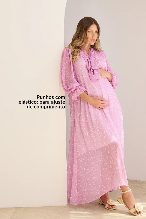 Look gestante para chá de bebê com vestido longo floral lilás e caimento leve