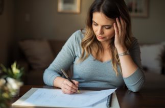 Gestante preenchendo o plano de parto em casa, organizando suas preferências para o nascimento do bebê