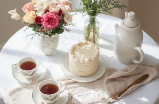 decoração simples para chá de bênçãos com mesa afetiva, flores e mensagens para a gestante