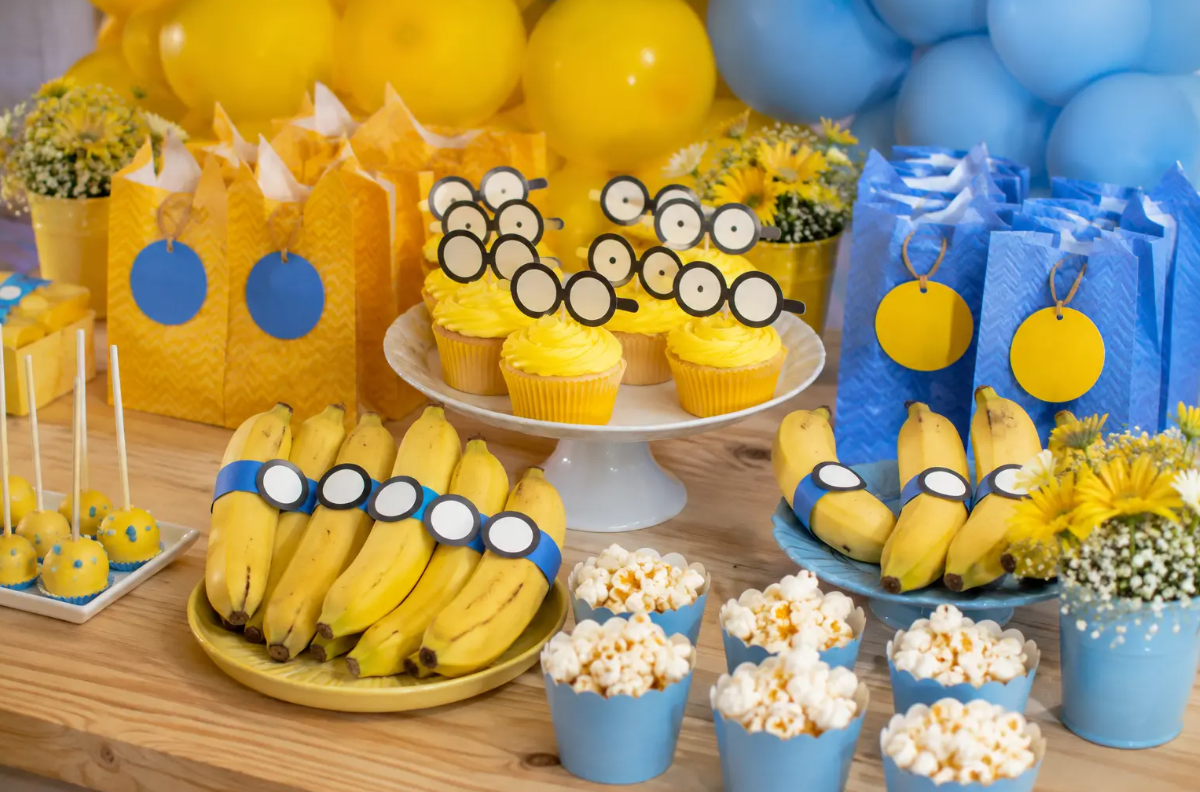 Doces e lembrancinhas para festa dos Minions com cupcakes, pipoca e bananas decoradas