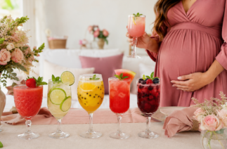 Drinks sem álcool para grávida com frutas em mesa de chá de bebê