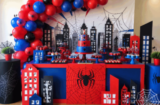 Decoração do Homem-Aranha com balões, painel de cidade, teias, bolo e doces