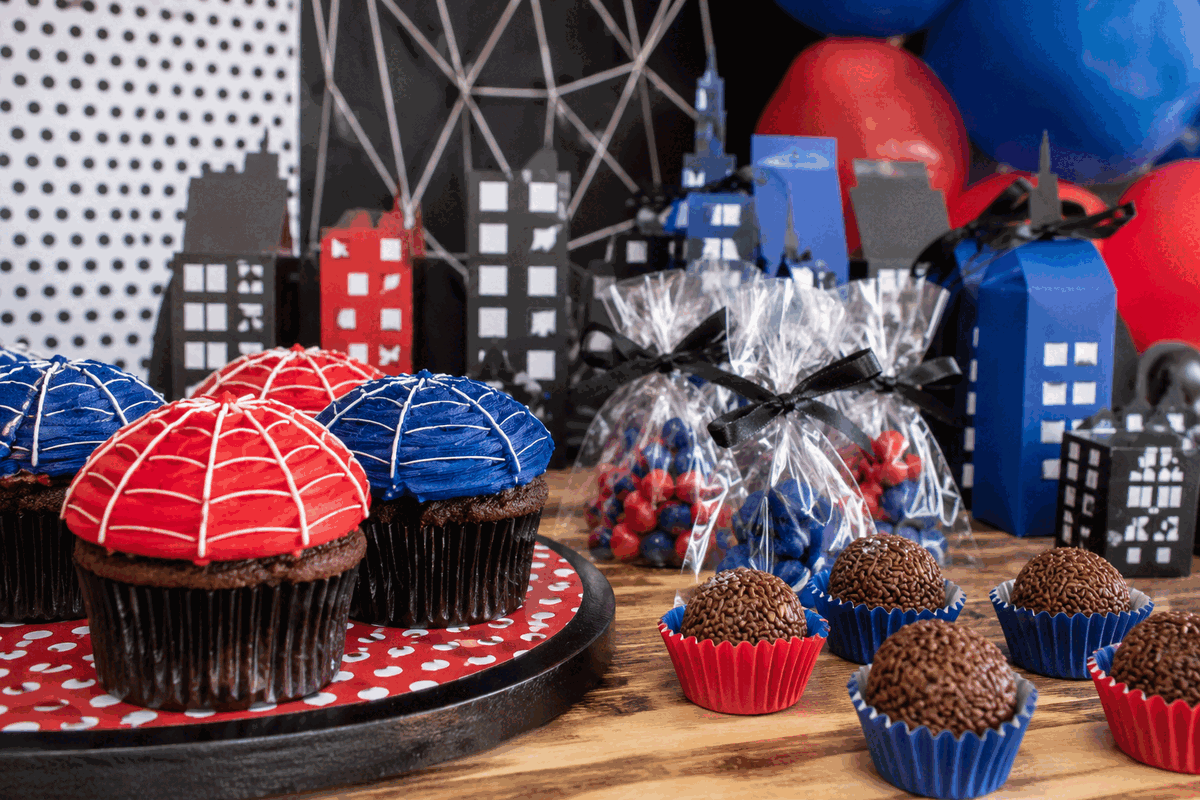 Doces e lembrancinhas para decoração do Homem-Aranha em vermelho e azul