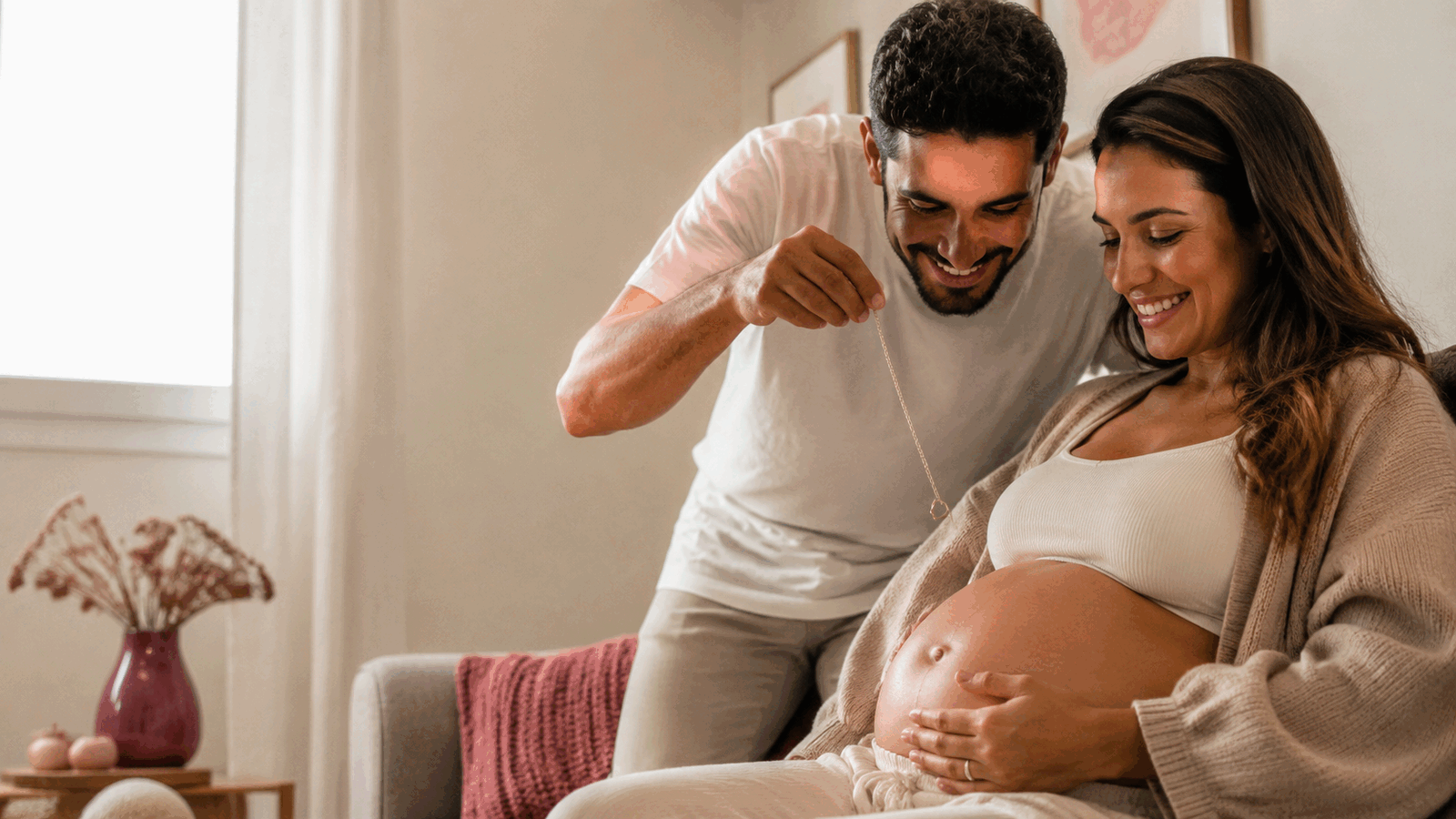 Casal fazendo simpatia para descobrir o sexo do bebê com uma aliança sobre a barriga