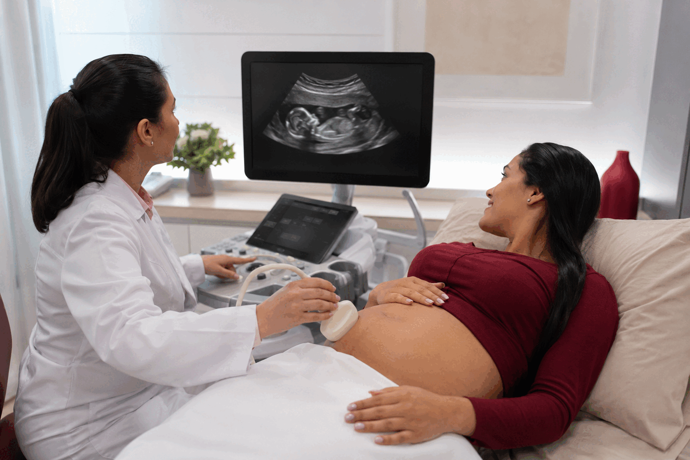 Gestante fazendo ultrassom durante o pré-natal para acompanhar o bebê