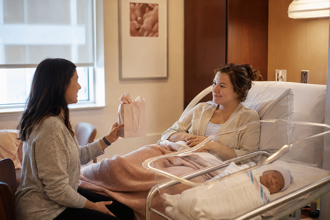 Visita curta na maternidade com mãe descansando, bebê no berço e visitante entregando um presente