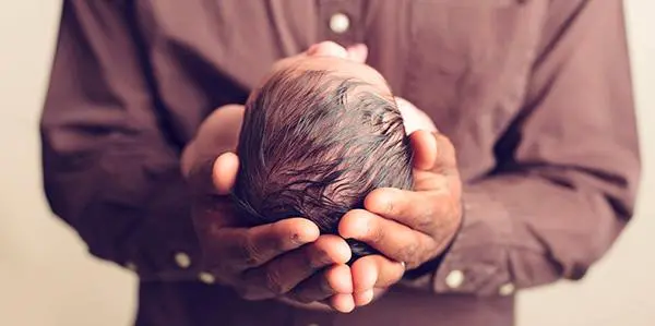 Depressão pós parto masculina: entenda os sintomas e riscos