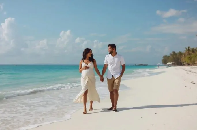 babymoon na praia com casal grávido caminhando de mãos dadas antes da chegada do bebê