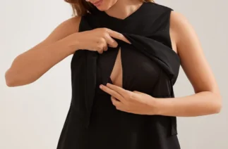 Blusa preta de amamentação com sobreposição e acesso interno ao seio ideal para amamentar em público com conforto