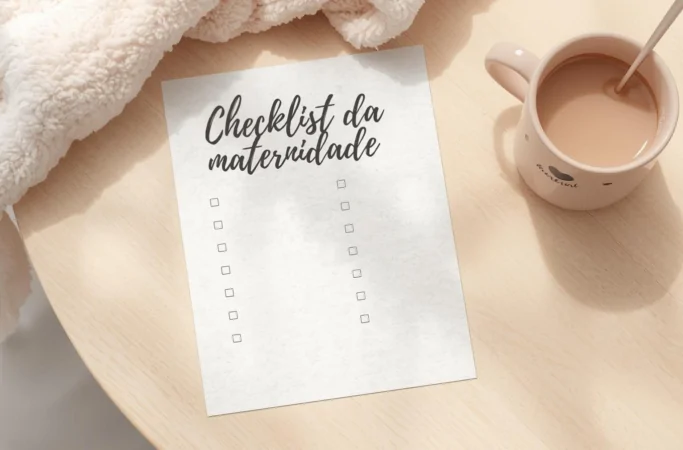 Checklist maternidade para imprimir sobre mesa clara, com lista de itens para a maternidade