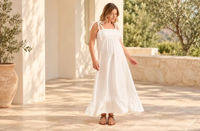Gestante de vestido branco